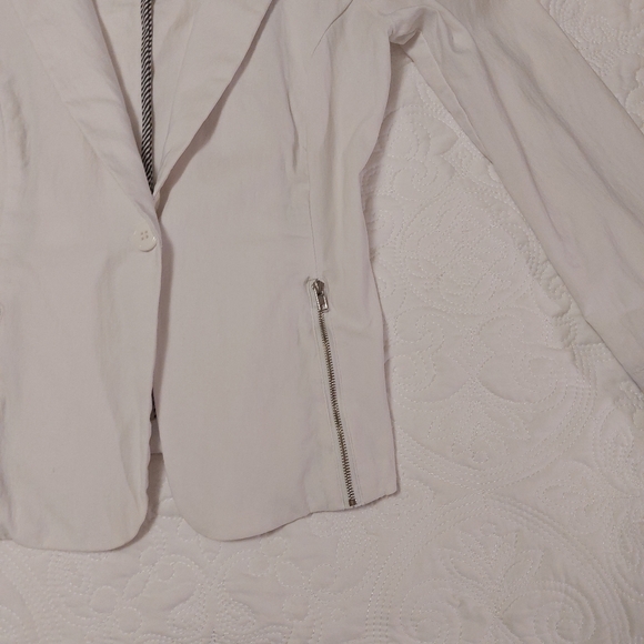 White blazer ○ with zipper pockets + striped cuffs - Picture 3 of 6